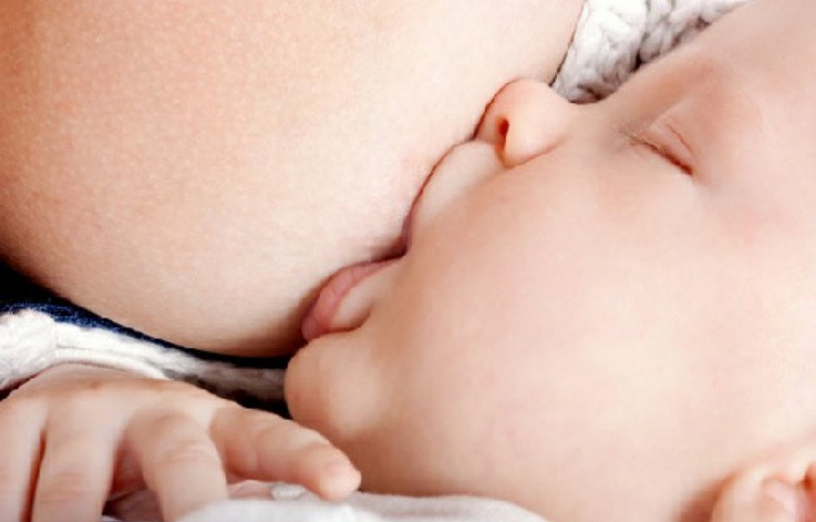 Кормление грудным молоком ребенка